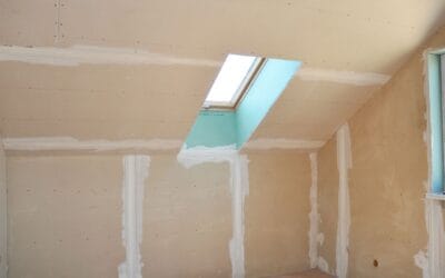 Wdmuchiwanie wełny celulozowej – skuteczna i bezinwazyjna izolacja poddasza