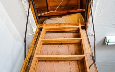 Wilgoć na poddaszu – skąd się bierze i czy zawsze świadczy o przecieku?