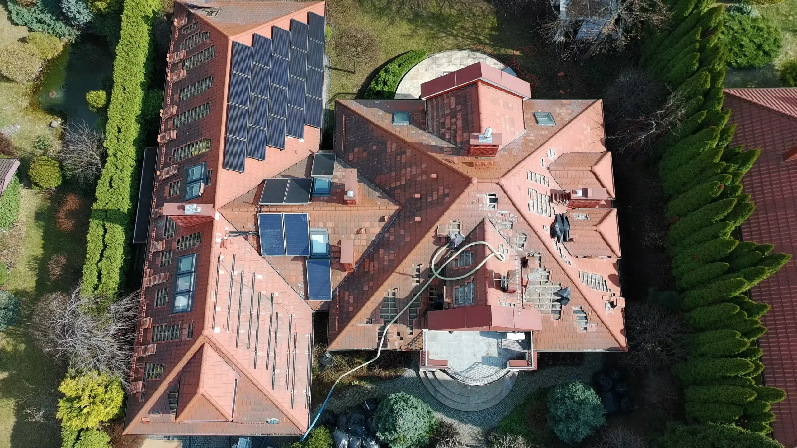 Naprawa dachu po kunie - przed